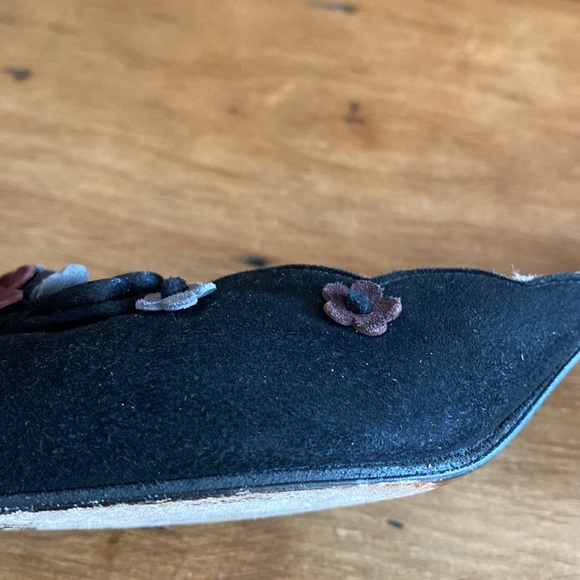 Stuart Weitzman Black Suede Mule- used

Size: 9 M Stuart Weitzman - Picture 15 of 16